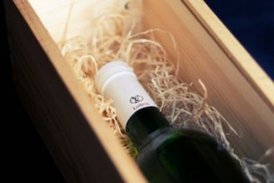 Fles wijn in kistje
